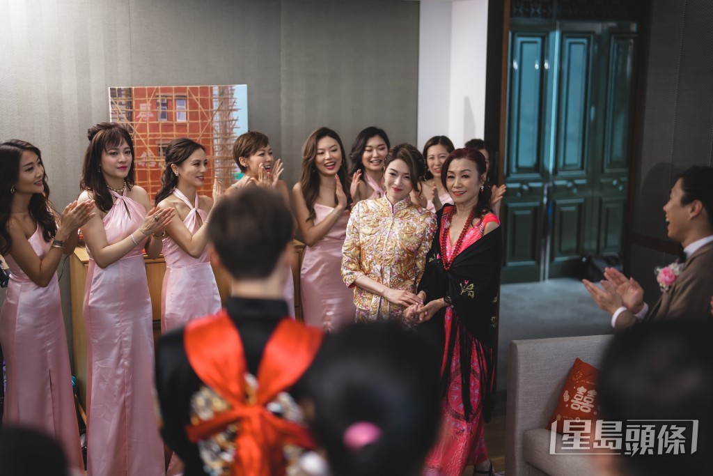 连诗雅与妈妈如同饼印，同样是美女。