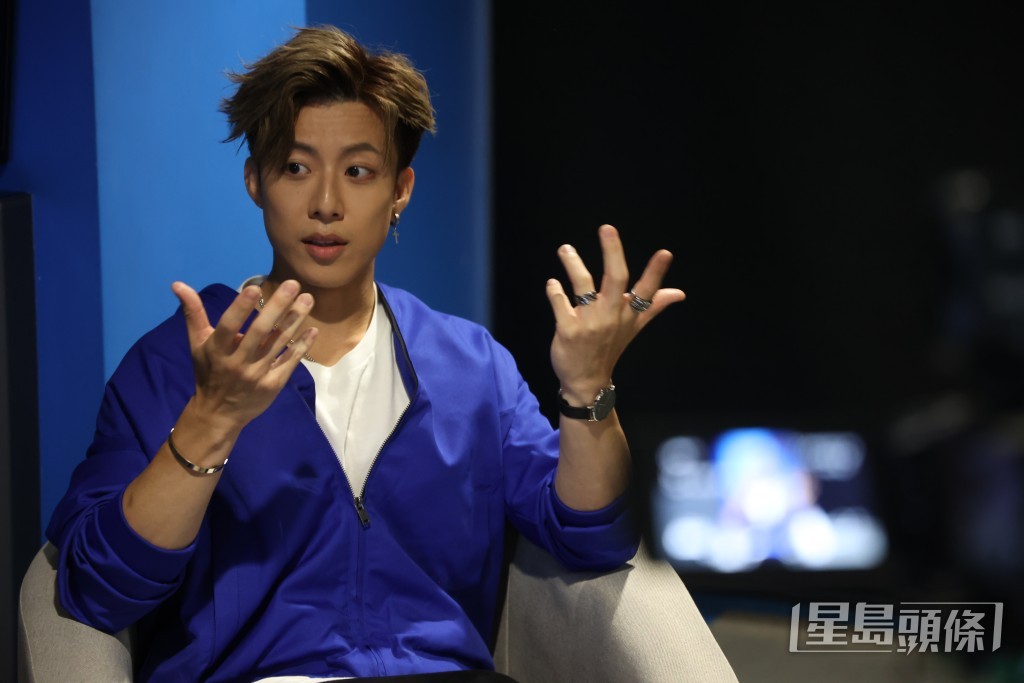 香香表情又多又得意，送个表情图集畀“孩籽”。