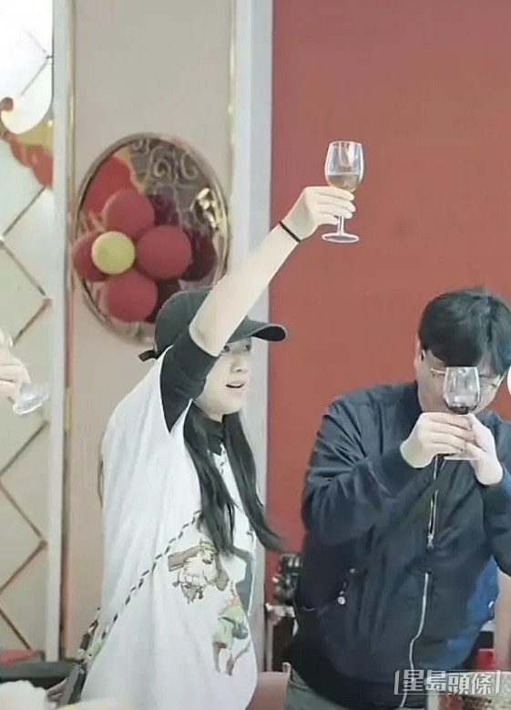 開心祝酒。