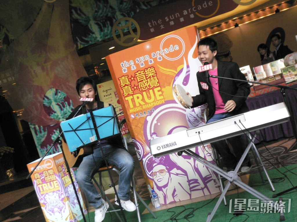 後來學校社工邀請年青人到商場表演,略懂彈結他的周吉佩抱着「跟朋友一齊玩」的心態參加,自朋友到台灣升學後,他便開始頂替其主音位置,從此展開唱歌生涯。
