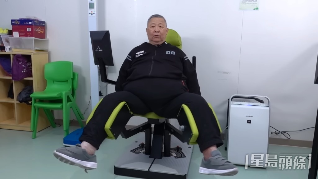 秦煌試玩數碼健身機,見他動作依然靈活,狀況不錯。