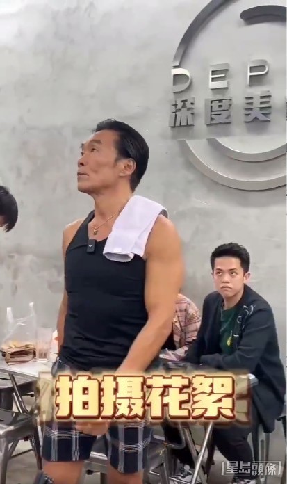 該「大媽Look」只是戲服而已。