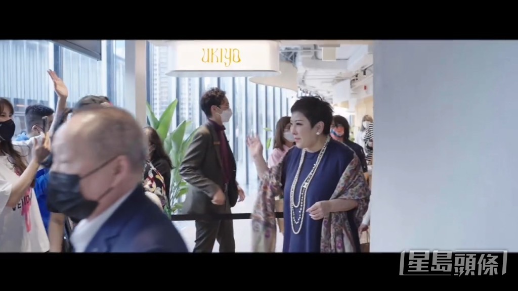 向生向太入場即有很多在場人士向二人打招呼。