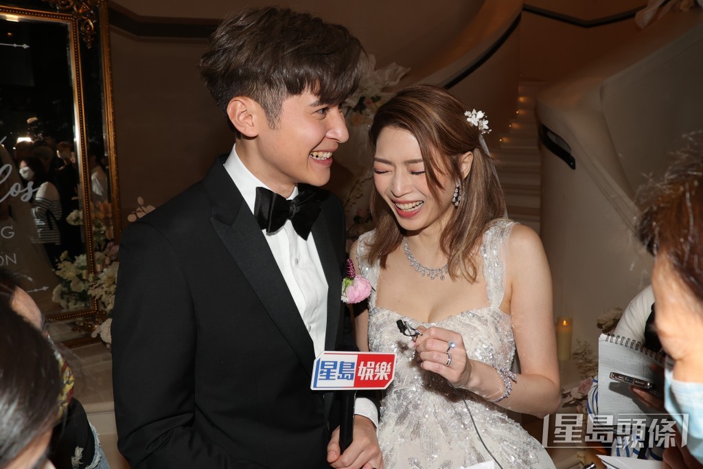 新娘滿面幸福笑容。