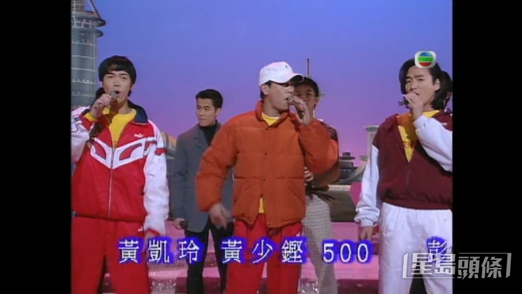 当时已经拍到凌晨时份，梁汉文（灰色外套男）仍非常活跃，与众歌手一同大合唱。