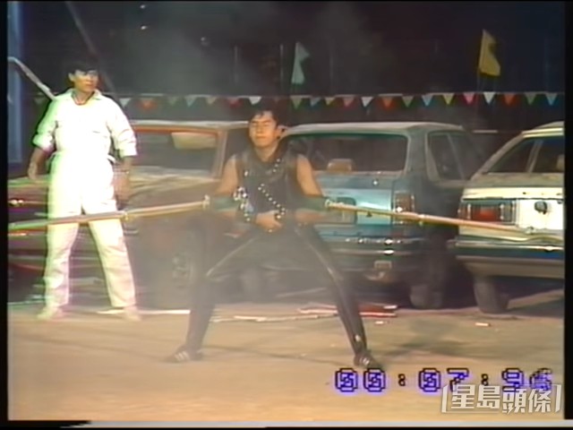 【1984年】譚詠麟雙臂力敵四匹電單車!最後維持逾30秒,內地網民之前翻炒片段,更指如果表演失敗,會成為現代版五馬分屍。