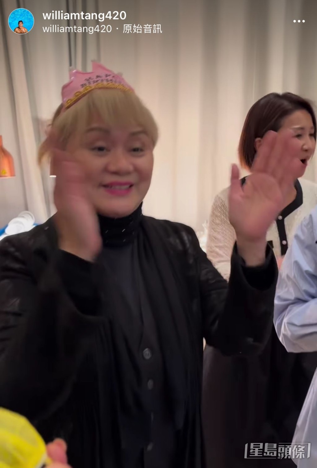 大姐明为罗兰姐打拍子。