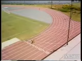 鍾楚紅與球王賽跑，比利還讓一大截距離。
