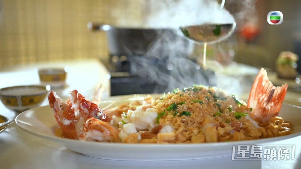 第一道菜是由東星斑作主要材料的「魚米之鄉」，製作過程相當複雜。