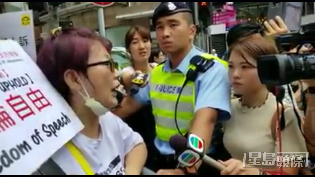 2018年8月做街访时，对于受访者以“CCTVB”贬称TVB，率性的何曼筠在镜头前翻白眼。