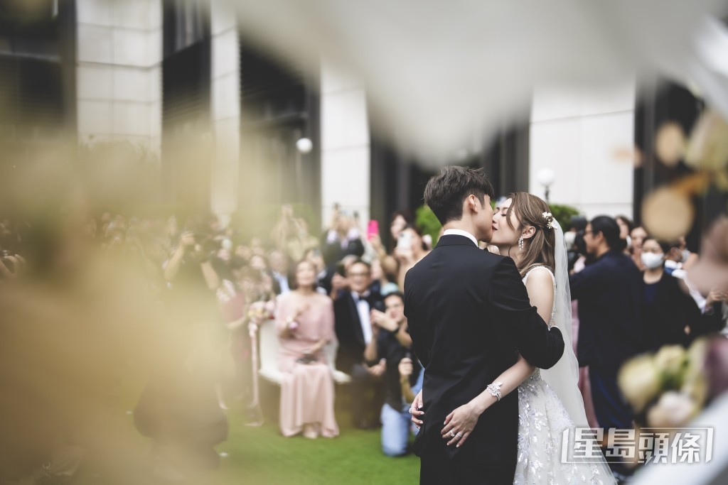 深情一吻,一對璧人成為夫婦。