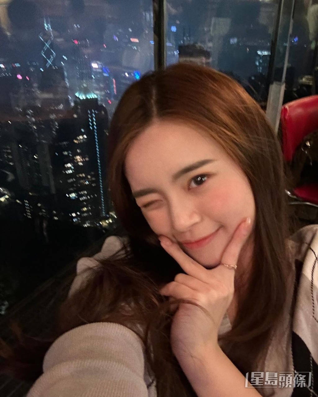 加上可爱Pose，秒杀粉丝。