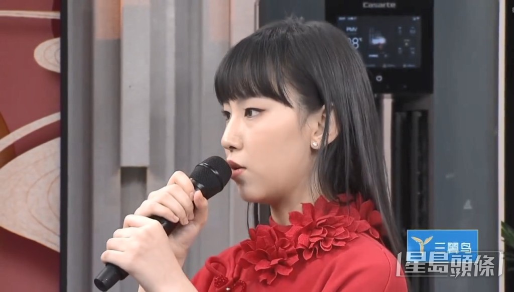 炎明熹受訪勁緊張,全程雙手握咪,而且似乎握得好實。