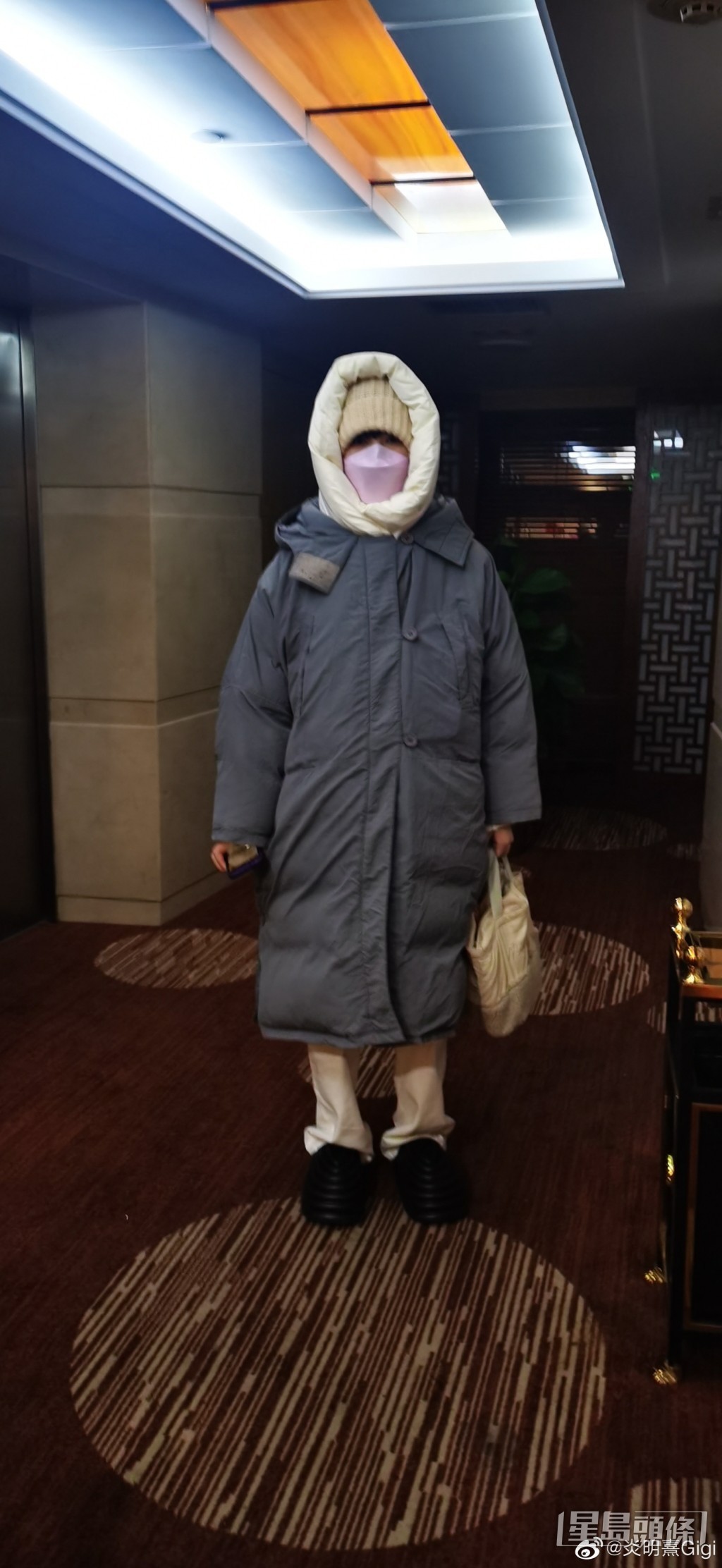 北京天气寒冷，在当地的炎明熹要包到实出动。