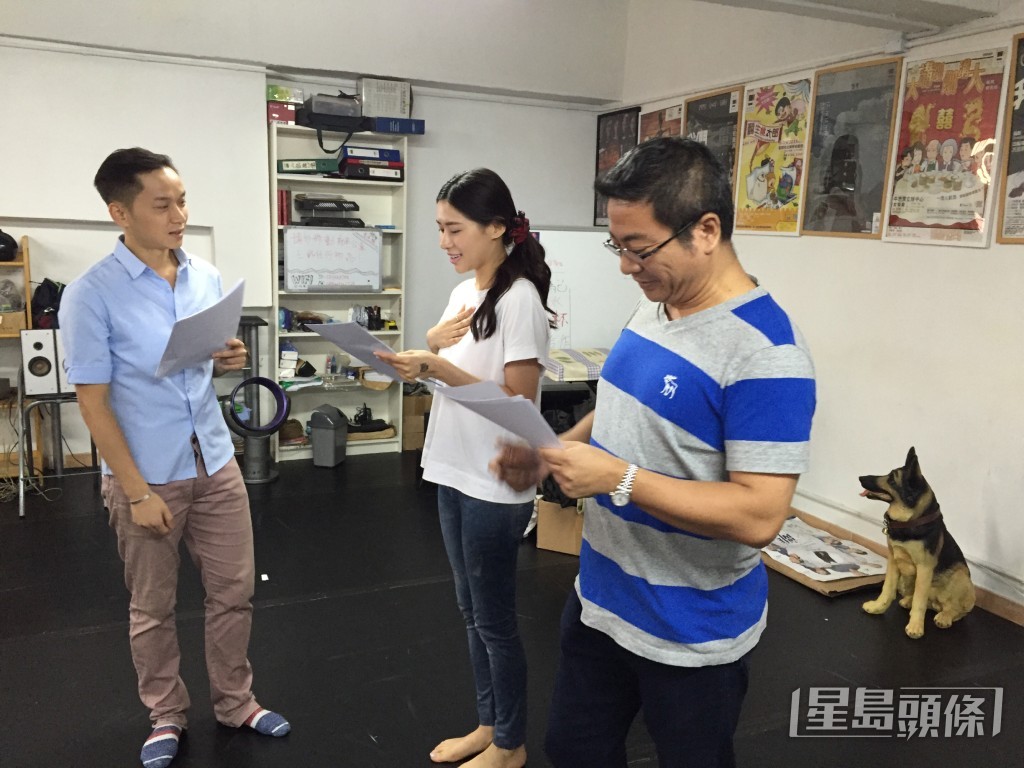 鄧智堅多年來活躍於劇場,擅長演獨腳戲。