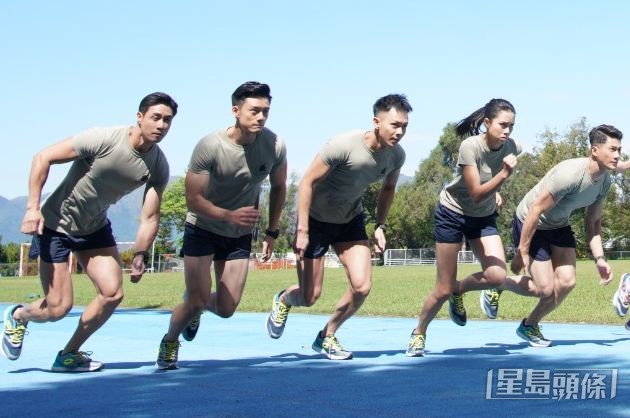 Godwin(左二)在劇中雖冇機會騷肌,但有着緊身T操練場面。