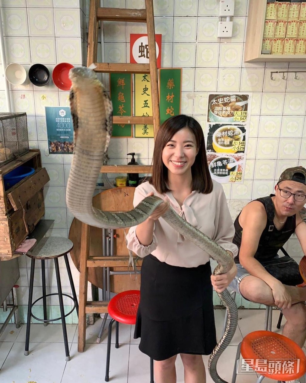 袁沅玉勇敢玩蛇。