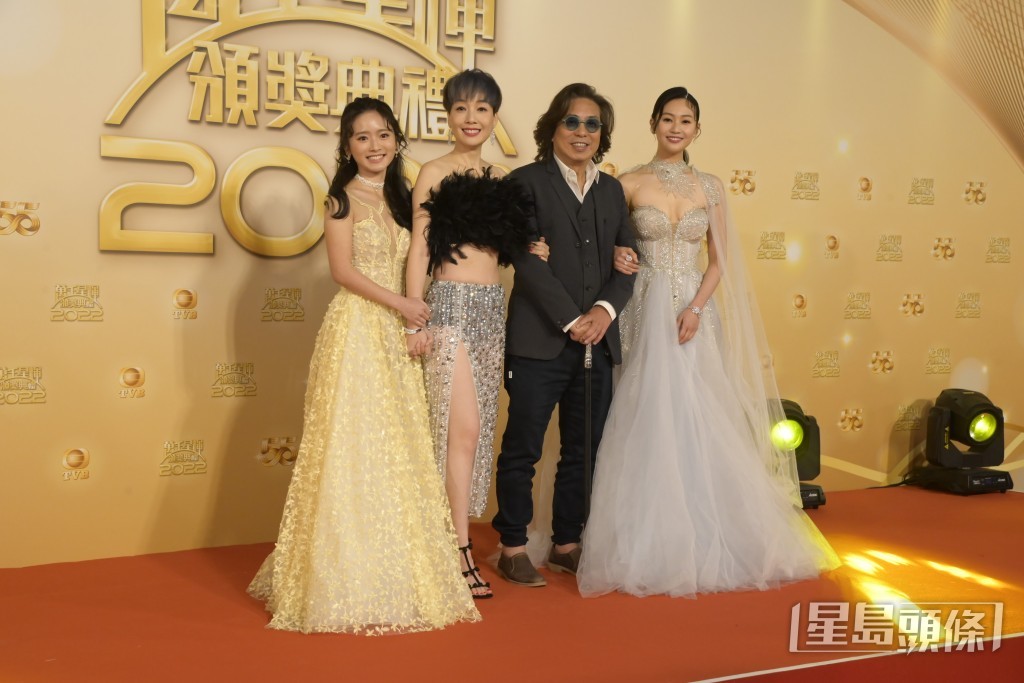 林敏驄因為腳傷而要撐枴杖。