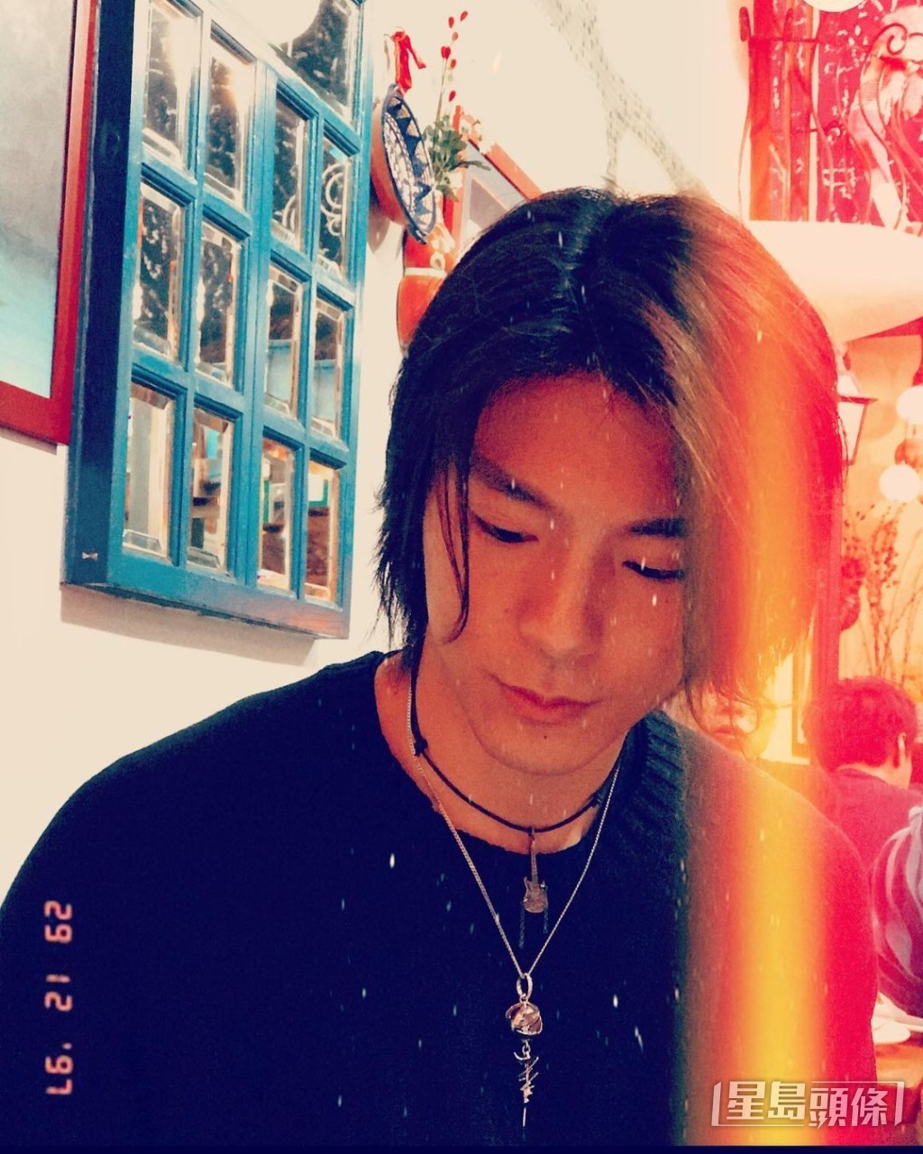 相片上寫著1997年，即是26年前。
