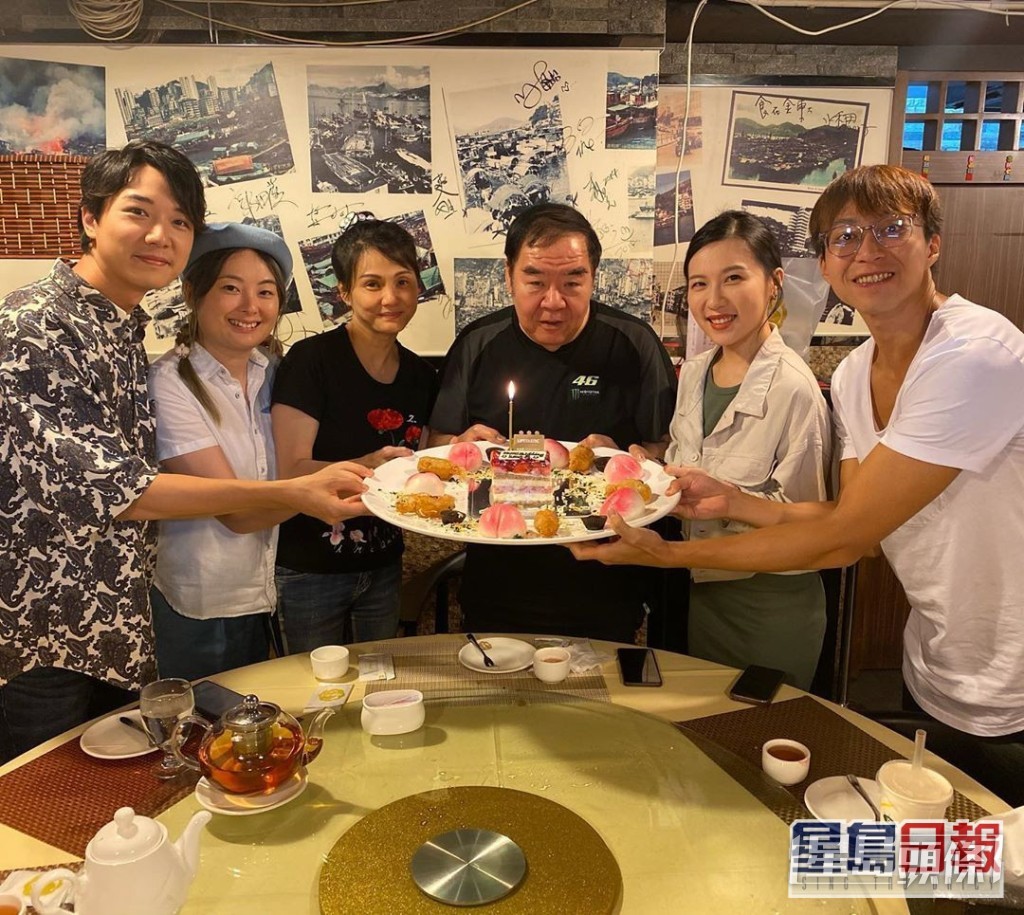 鄭則士與林燕明早年一同慶生。