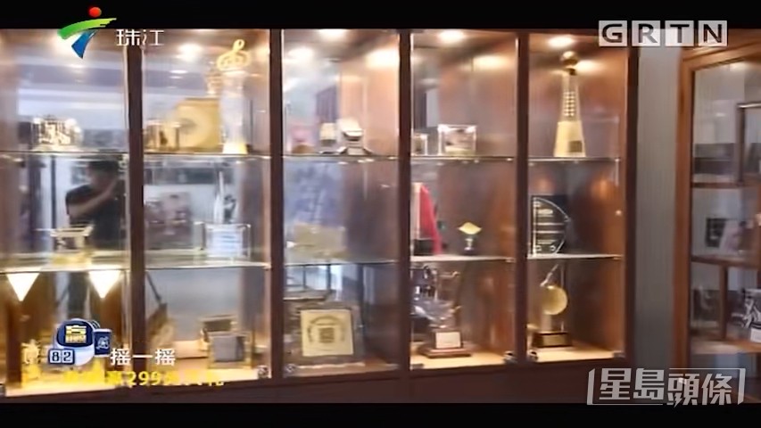 好多獎座。