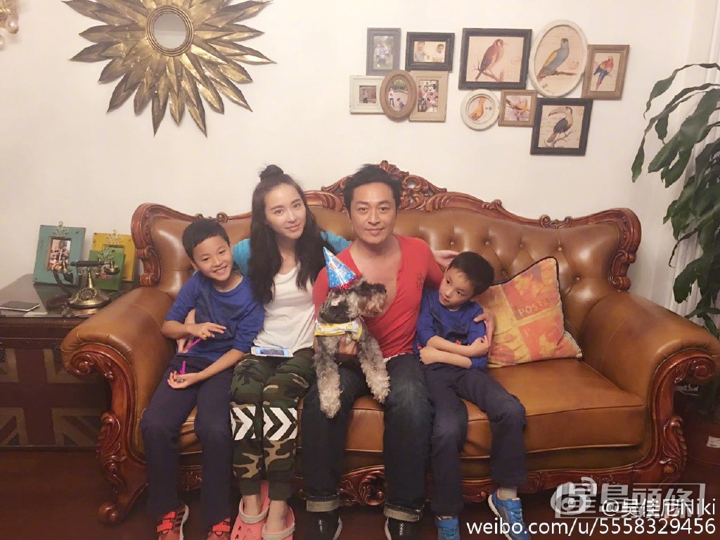 婚後吳佳尼為馬景濤誕下兩名兒子馬世天和馬世心。