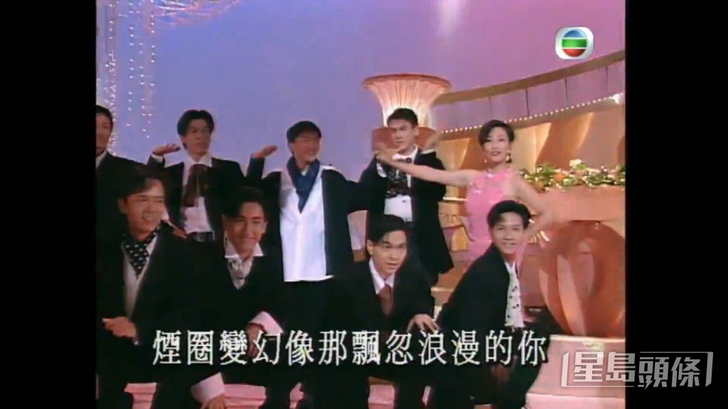 【1994年】要數經典唱歌畫面,一定有「阿姐」汪明荃表演《迷人Pink Lady》和《熱咖啡》,當時更有仍未晒黑的古天樂、許志安、張智霖、蘇永康、梁漢文等28位猛男伴舞!