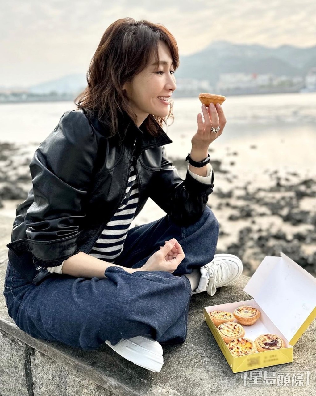 黎姿仲好貼地，在街頭食葡撻。