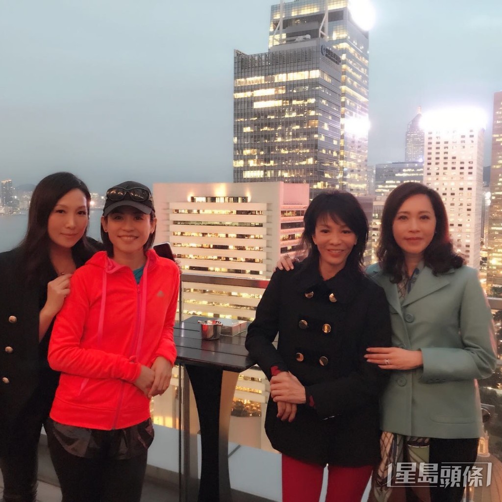 吳美珩（左）近年甚少露面，通常是在好友飯敍的合照中曝光。