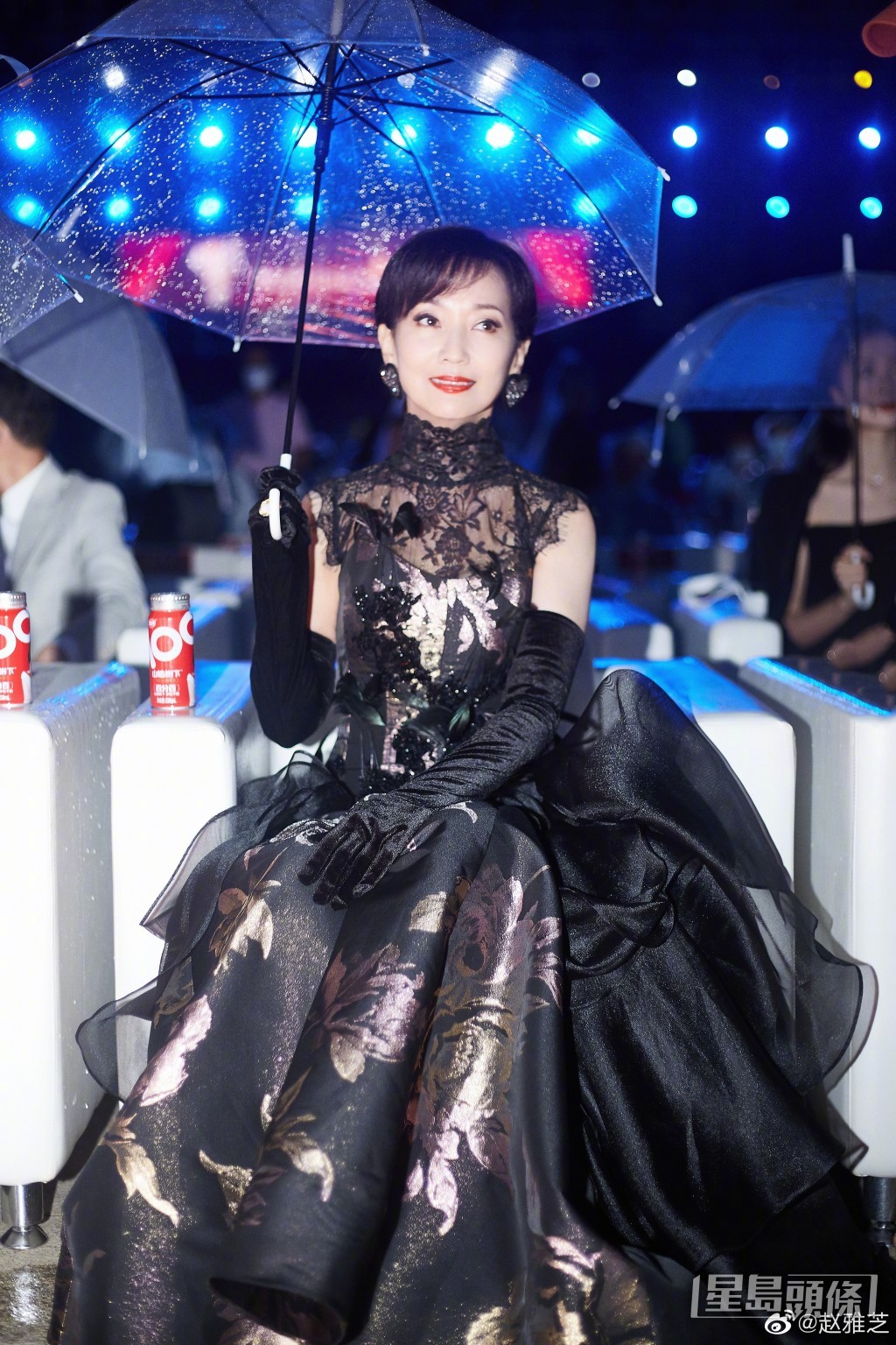 高貴華麗look亦能夠完美消化。