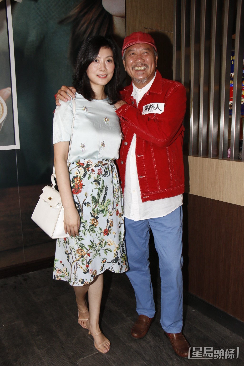 2002年，萬梓良與年輕17歲的前空姐郭明黎（左）結婚，二人育有一子萬大千。