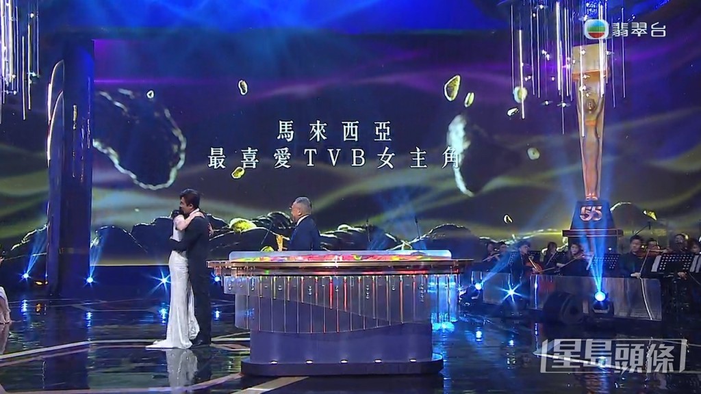劉佩玥獲譚俊彥擁抱恭賀。