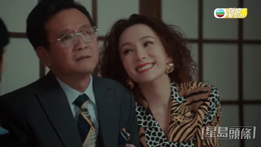 成日畀人彈鐘。