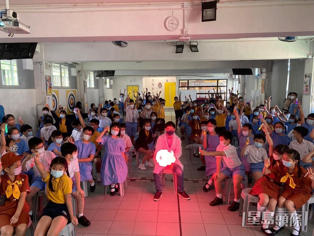 「火博士」會接受各大傳媒訪問以及到不同中小學出席講座及教學，形象正面。