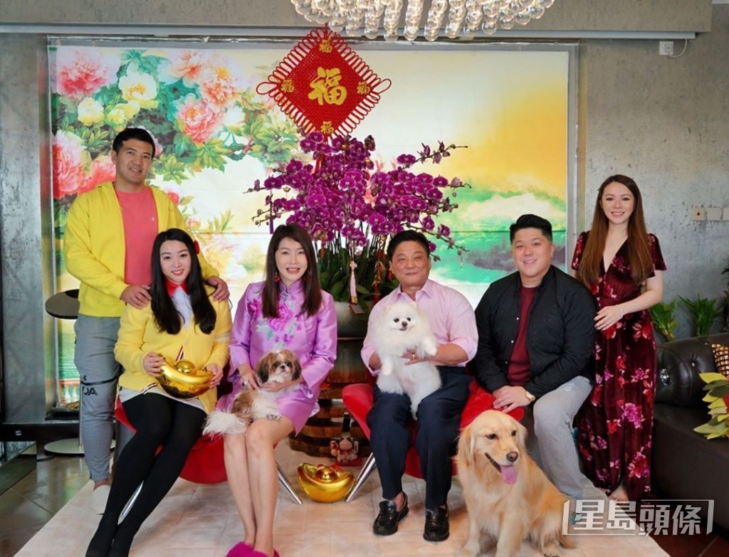 JW已融入男友家中,更试过一同影全家福。