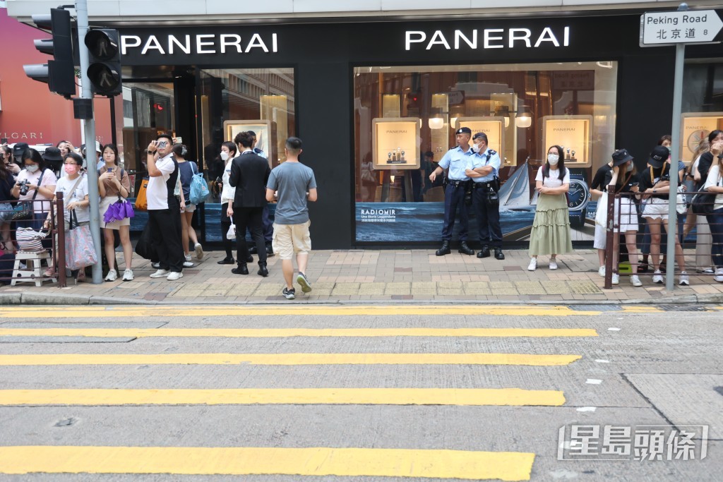 警员到场维持秩序。