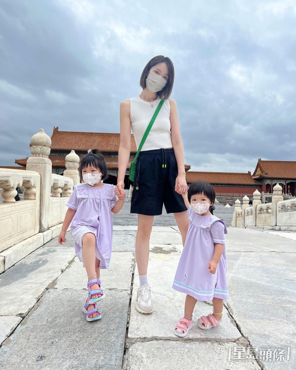 李亞男華姐出身,擁有九頭身身材。