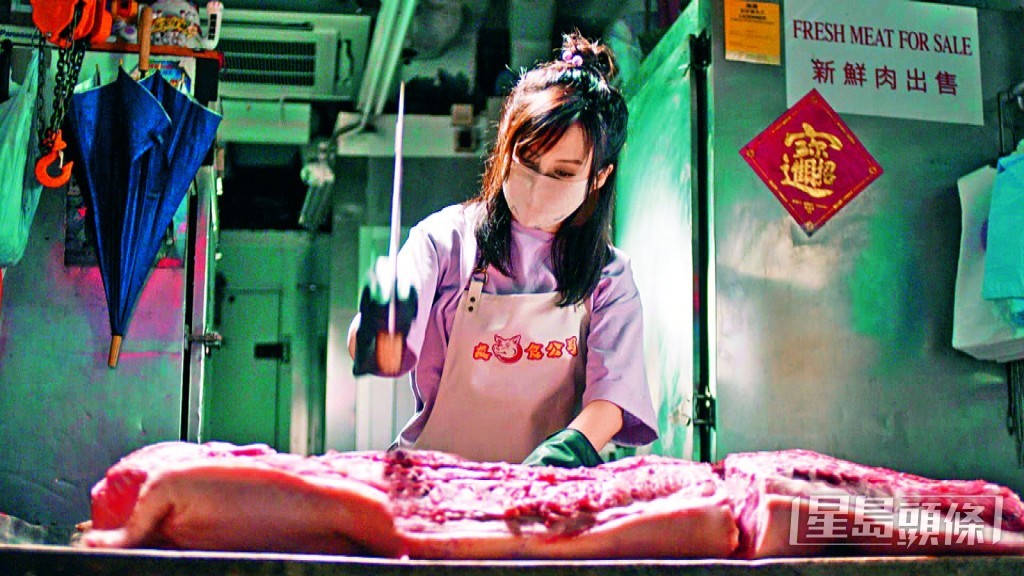 演豬肉西施的嘉欣特別塗黑膚色來增加角色的說服力。