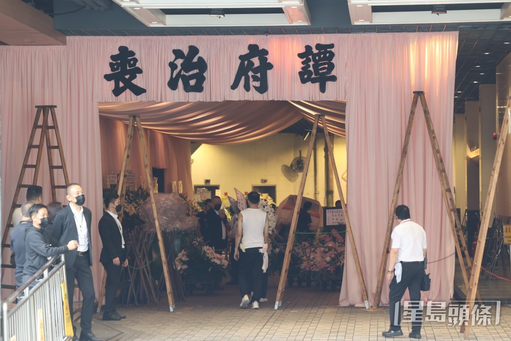 门口有不少花牌。