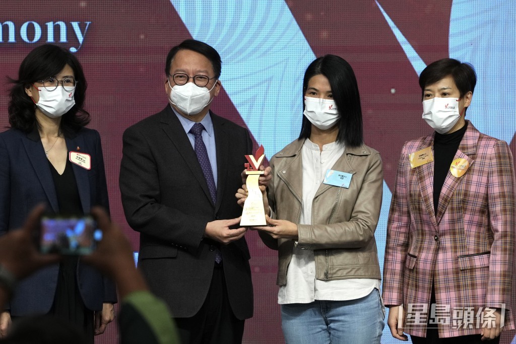 “香港义工奖2022”共颁发逾8,000个奖项。苏正谦摄