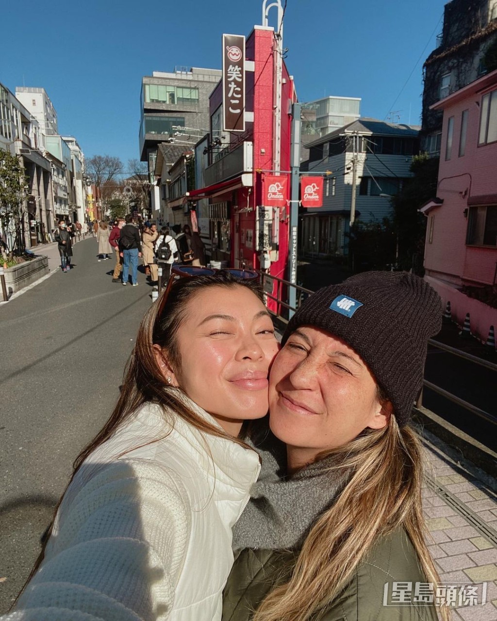 王曼喜另一半Elaine（右）都有同行。
