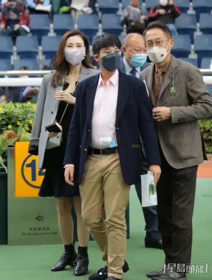 近日又一家现身沙田马场，可见心情大靓。  ​