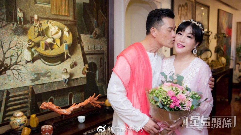 風格以中式為主,掛滿了名畫。