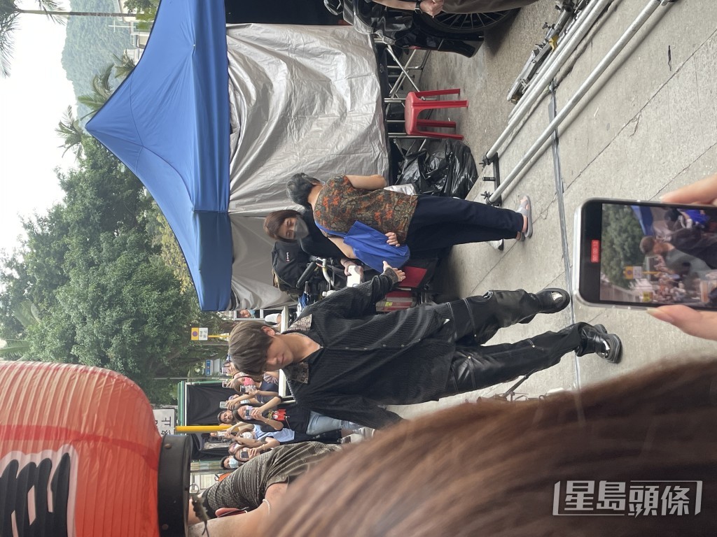 姜濤險些撞到一位路過的婆婆，他靈活地成功閃避，讓婆婆安然無恙走過，場面搞笑。