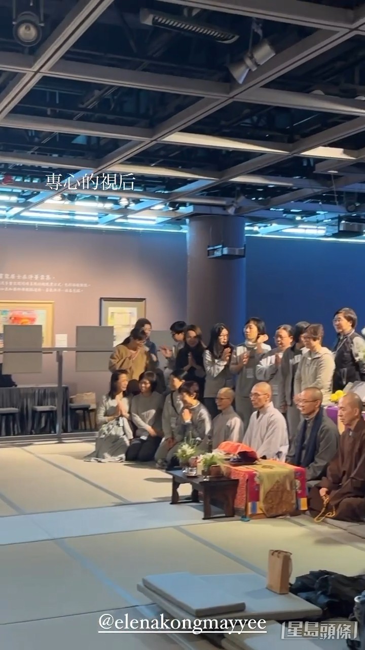 郭柏妍也有陪“妈妈”江美仪去展览,还贴出对方专心影相的短片。