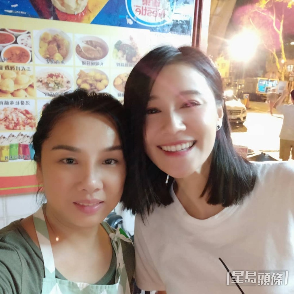 黃梓瑋加入TVB前曾經在商台工作，其後被星探發現開始有機會拍電影，而她的第一部參演電影就是成龍主演的《城市獵人》。