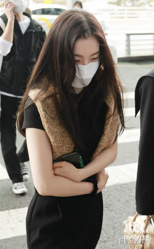 Red Velvet成員Irene穿上黑衣到達機場。