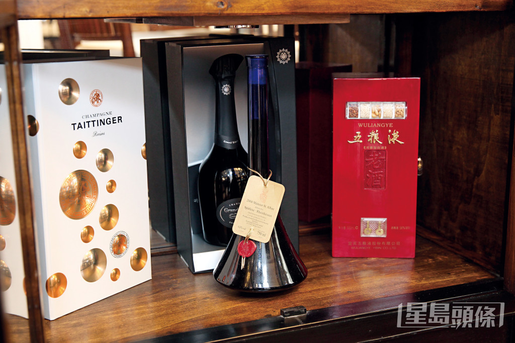 位於中式飯廳，中式仿古櫃內的各式的酒是朋友送的入伙禮物。（東周刊圖片）