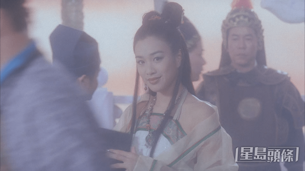 鍾麗緹曾與陳百祥等拍《運財至叻星》,在戲中飾演九天玄女。