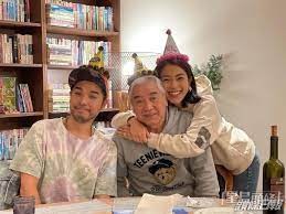 秦沛與仔女。